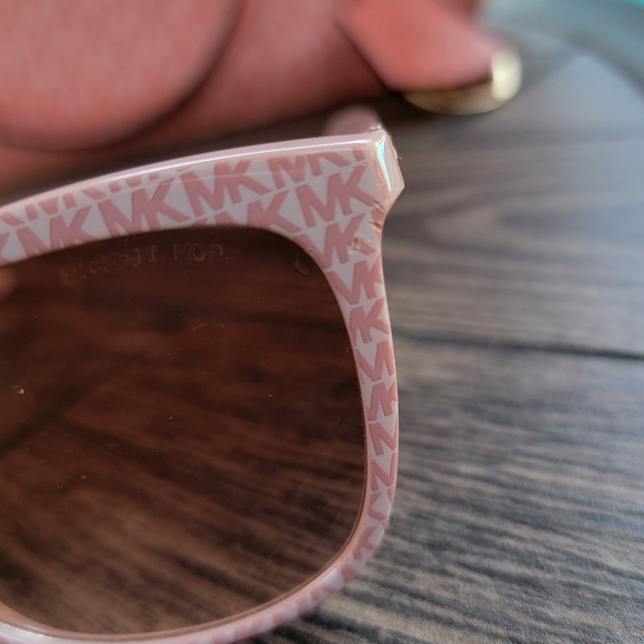 Michael Kors Jetset Salmon Bag and Sunglasses - Picture 8 of 13